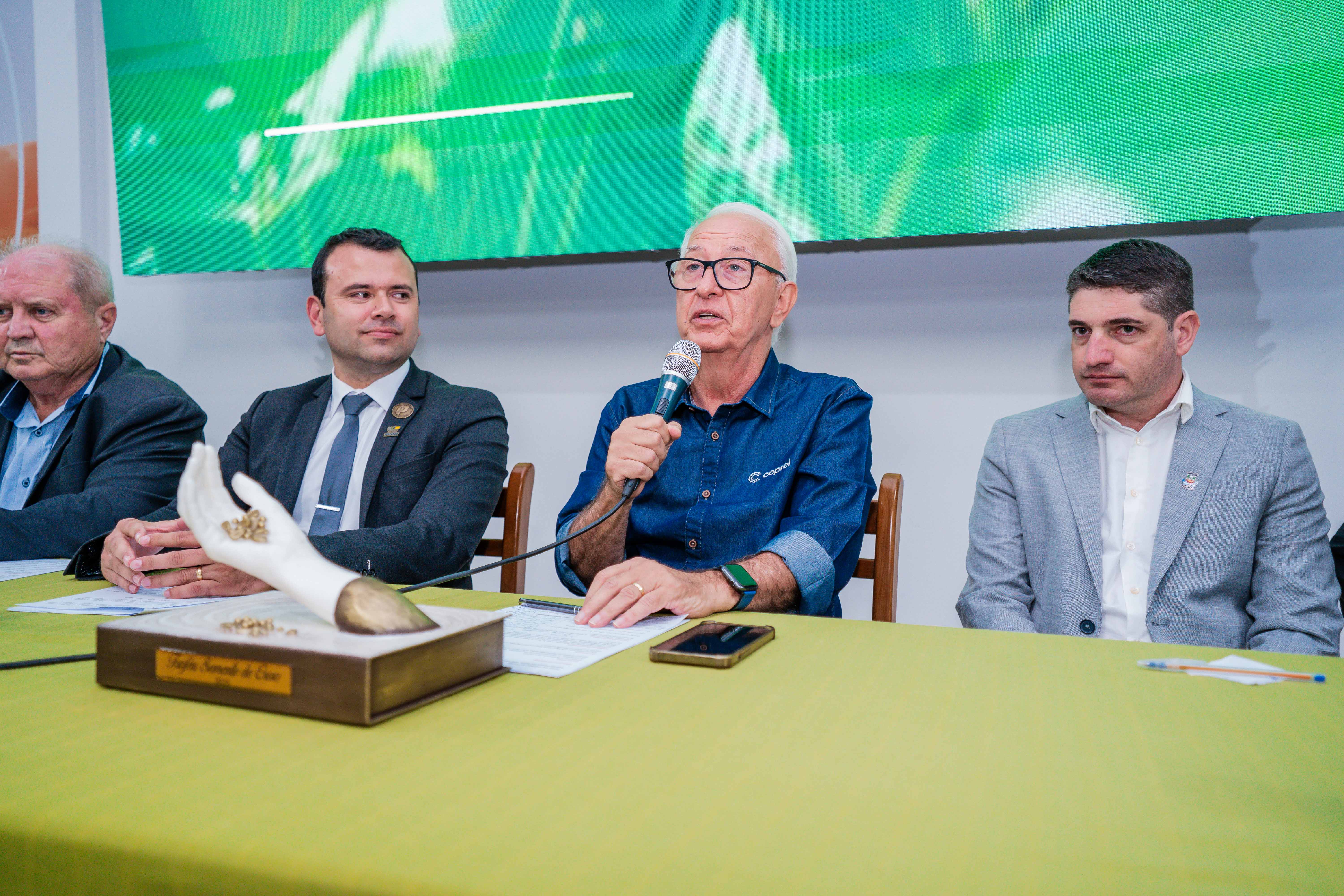 J�nio Stefanello recebe o Trof�u 
