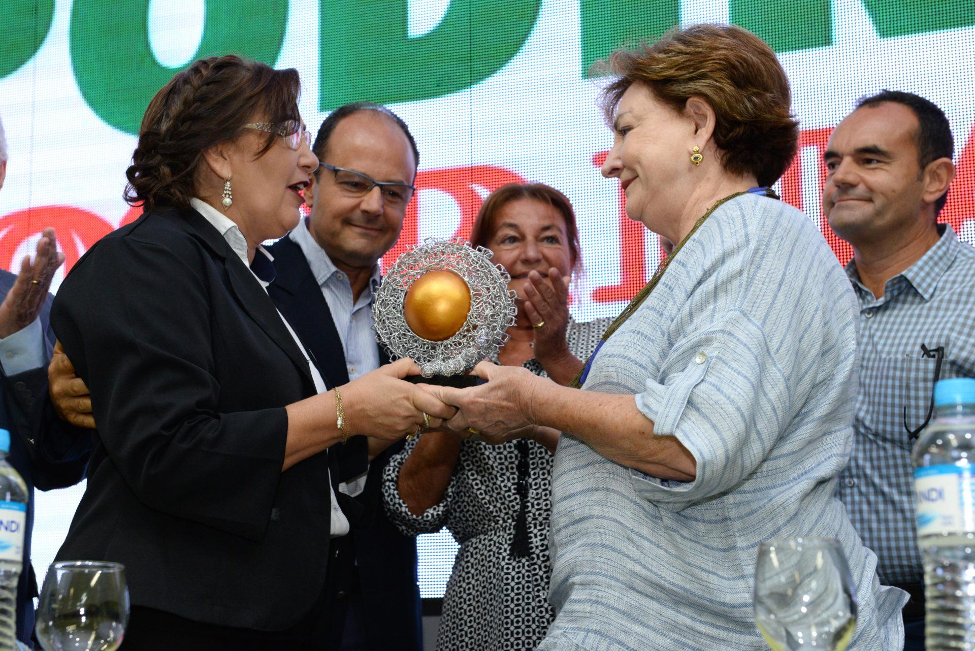 Carlos Sperotto � homenageado com o Trof�u Semente de Ouro