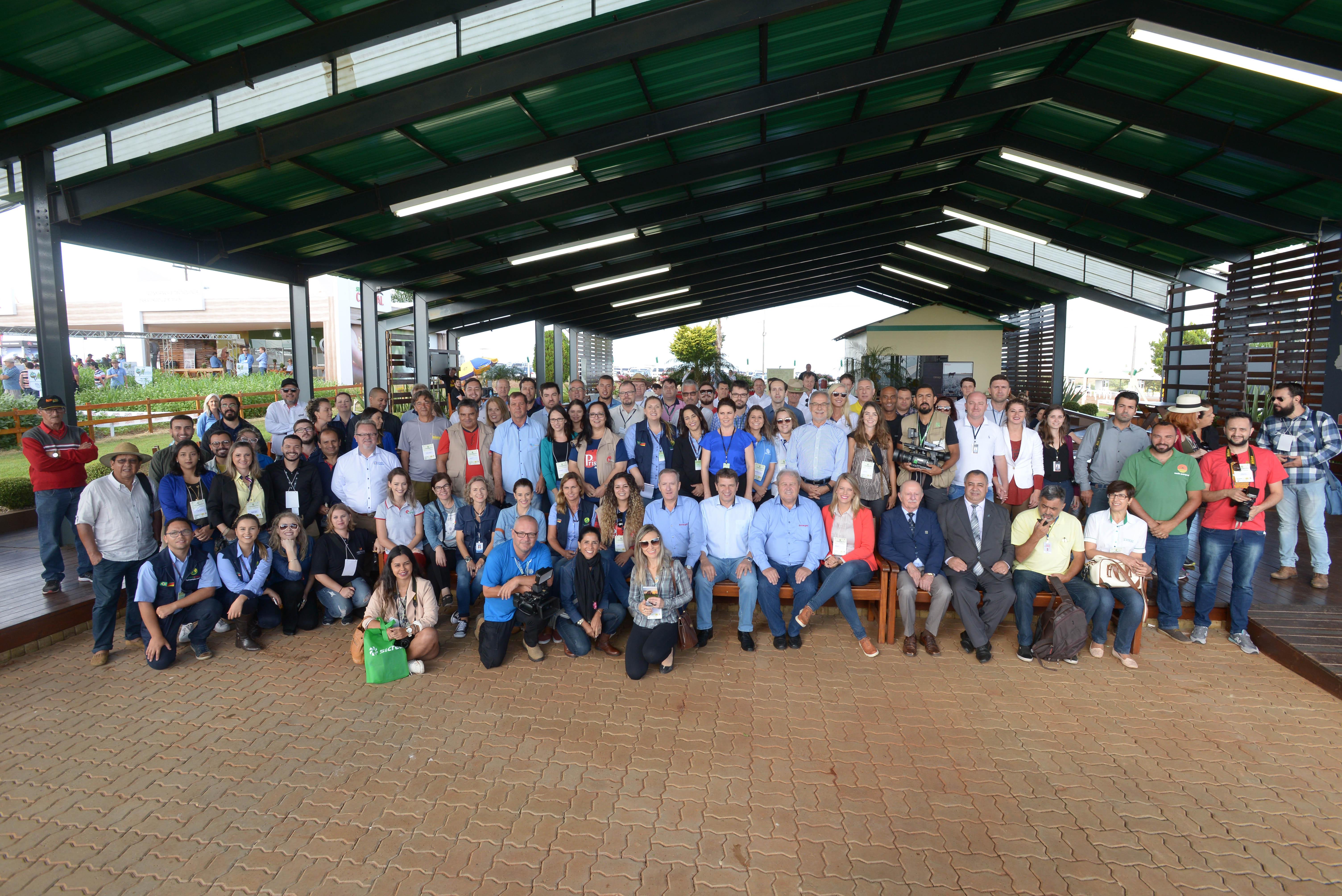 Imprensa e patrocinadores se re�nem em caf� da manh�