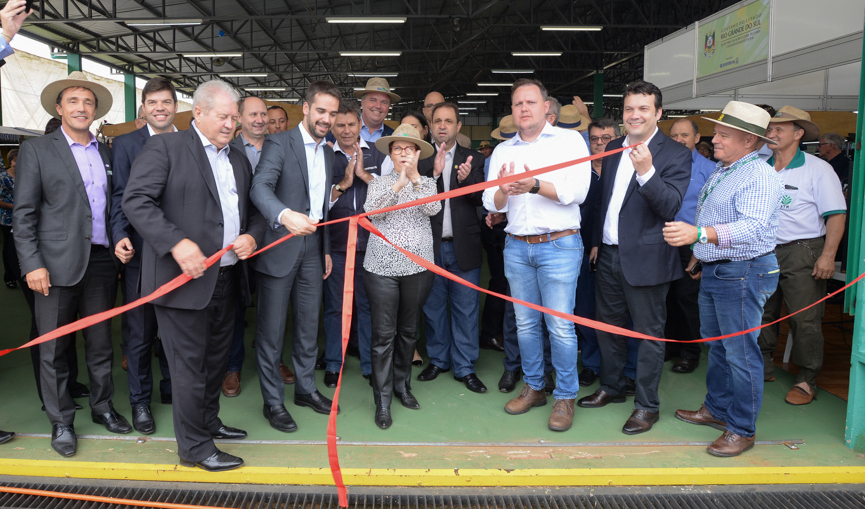 Autoridades visitam estandes na Expodireto Cotrijal