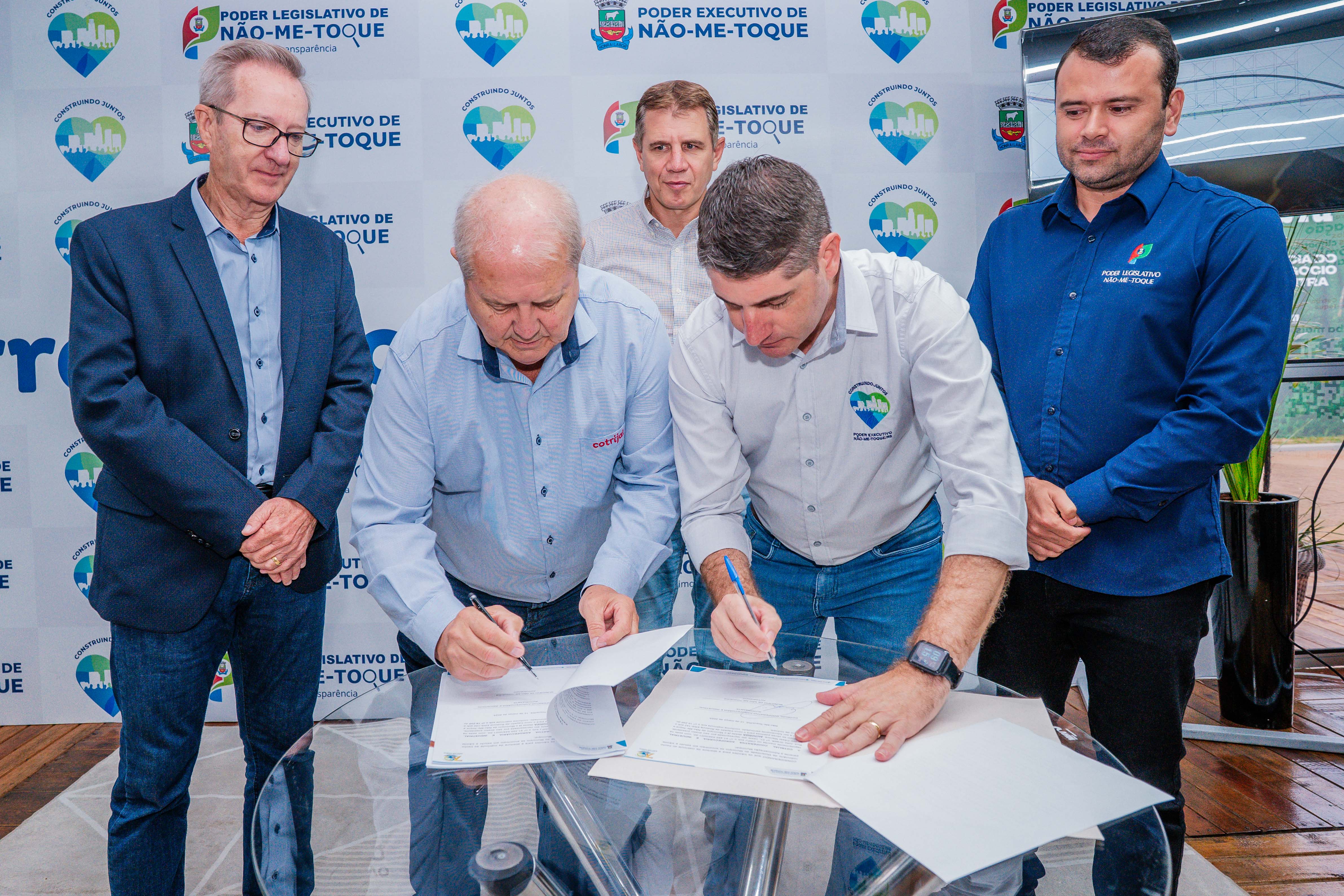 Cotrijal e �rg�os p�blicos assinam termo para in�cio das obras de nova rodovia