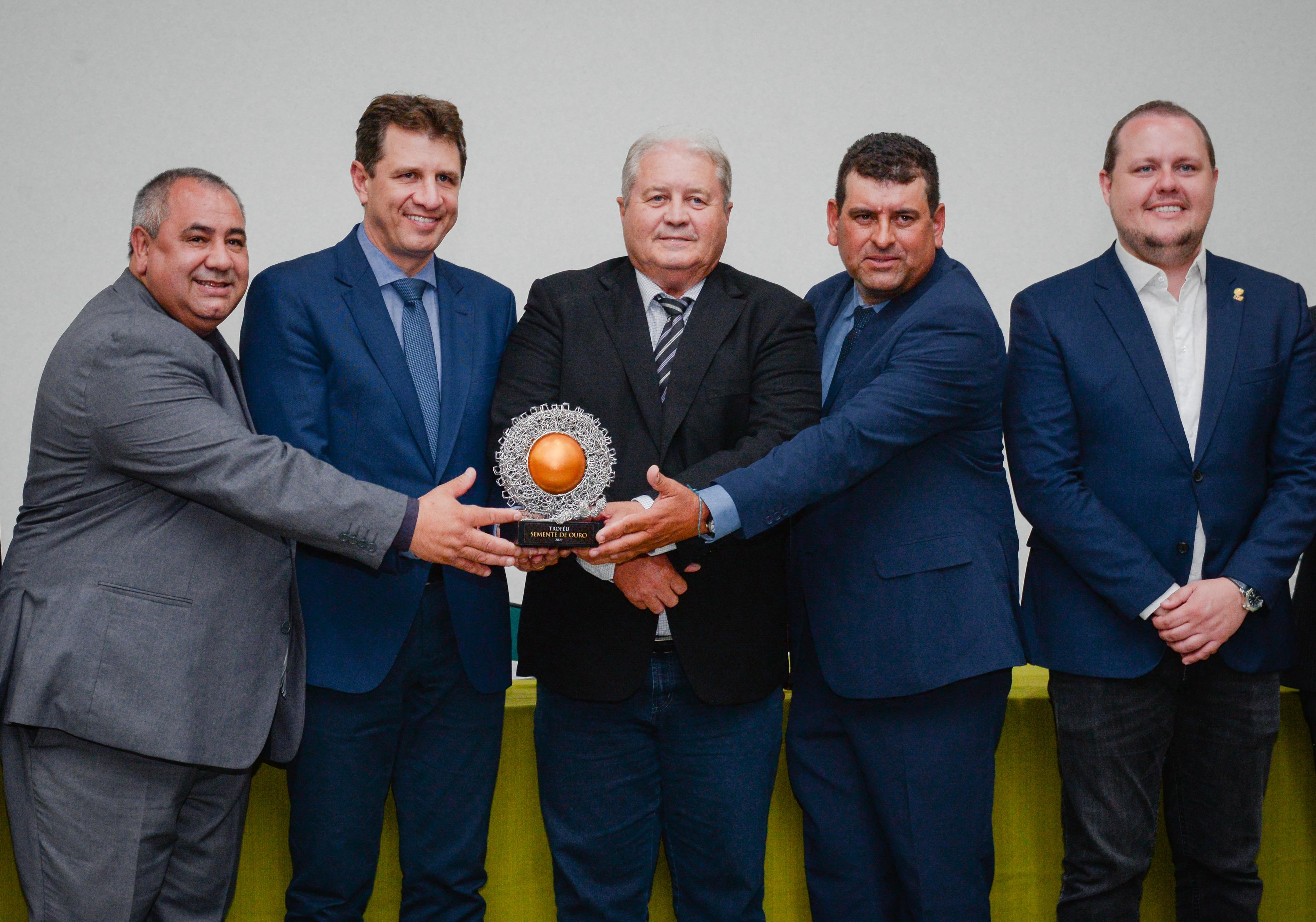 Ernani Polo recebe Trof�u Semente de Ouro