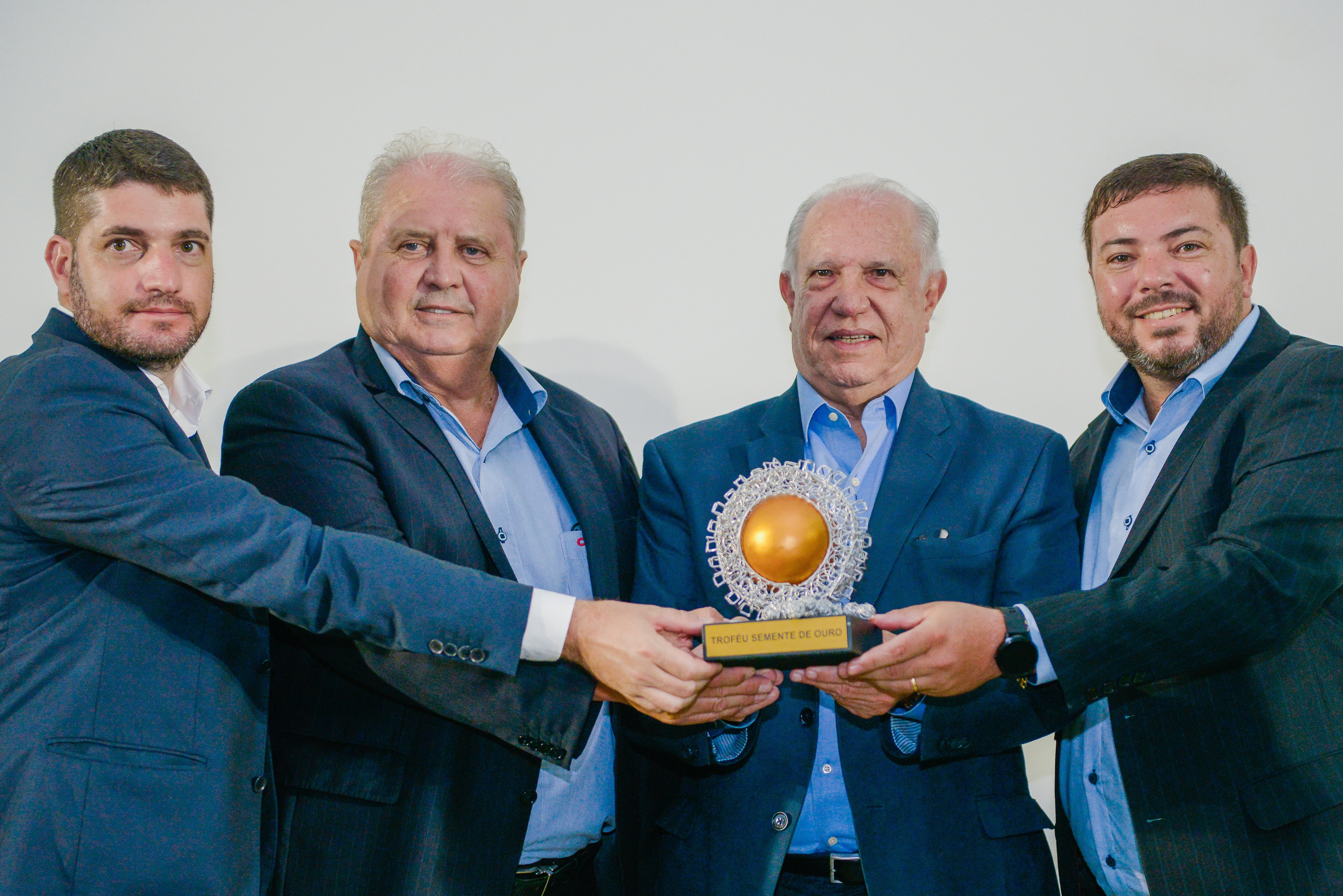 Ricardo Alfonsin � homenageado com o Trof�u Semente de Ouro