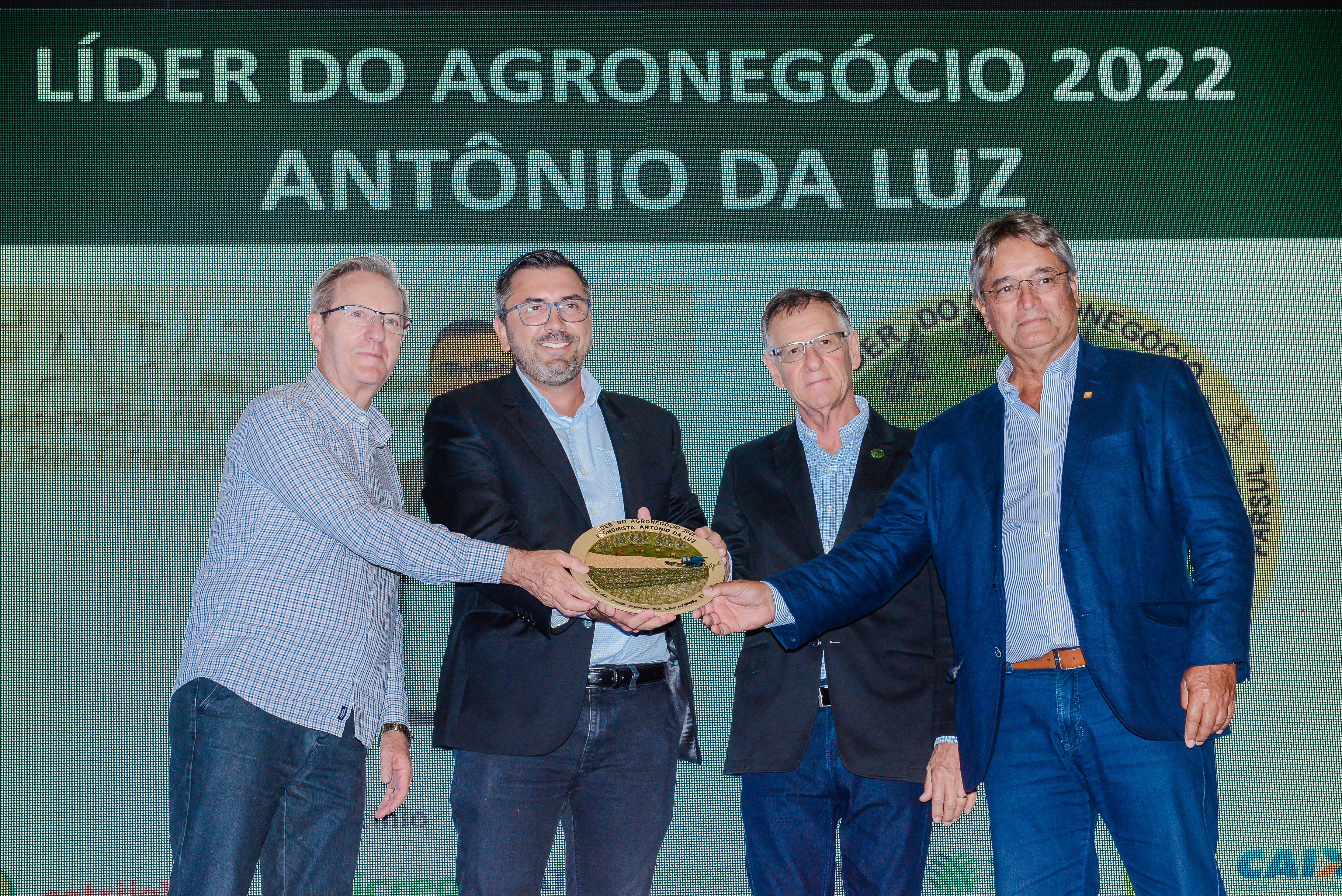 Entidades homenageiam lideran�as e cobram medidas de apoio ao agro