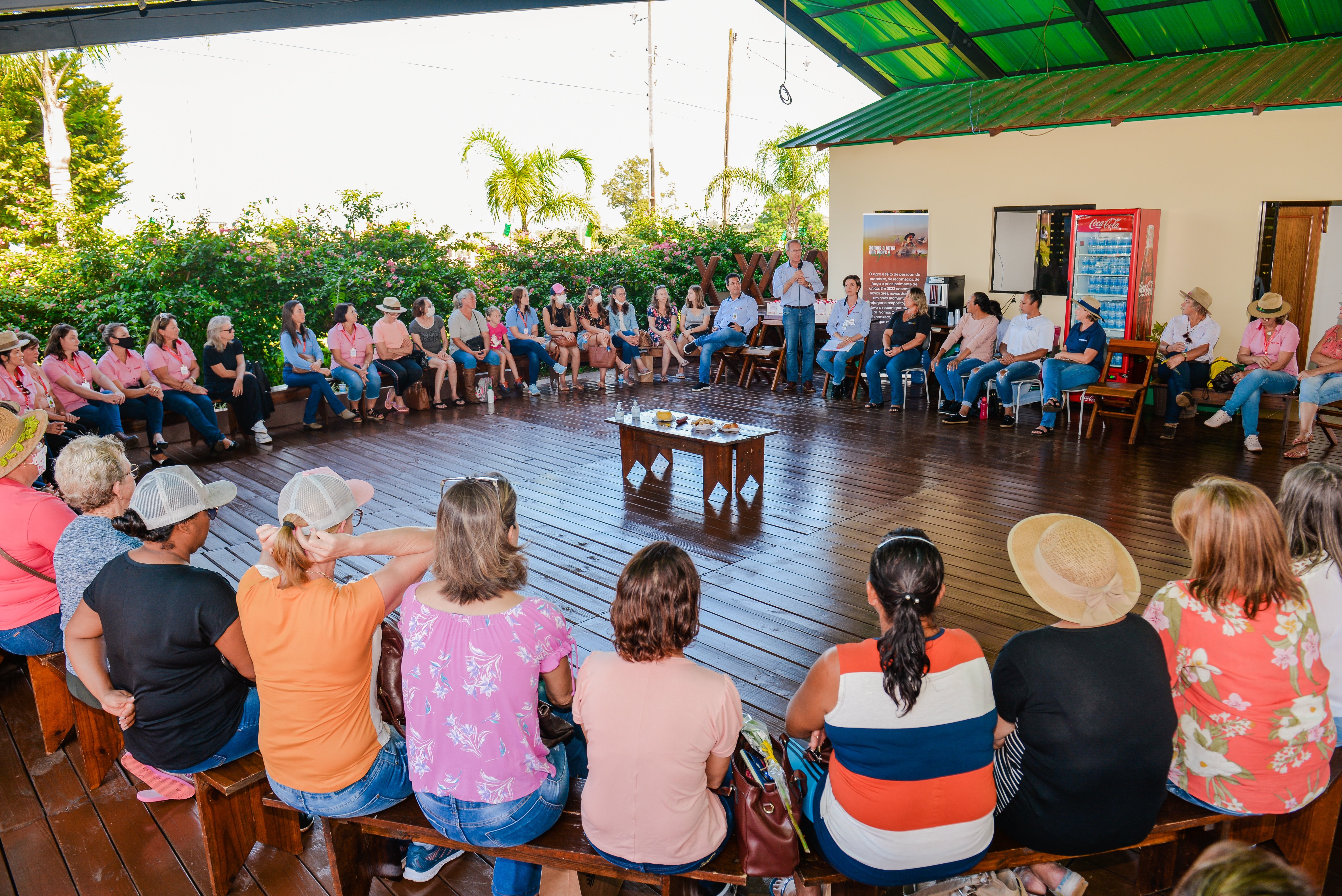 Mulheres se re�nem para discutir o empreendedorismo na agricultura familiar