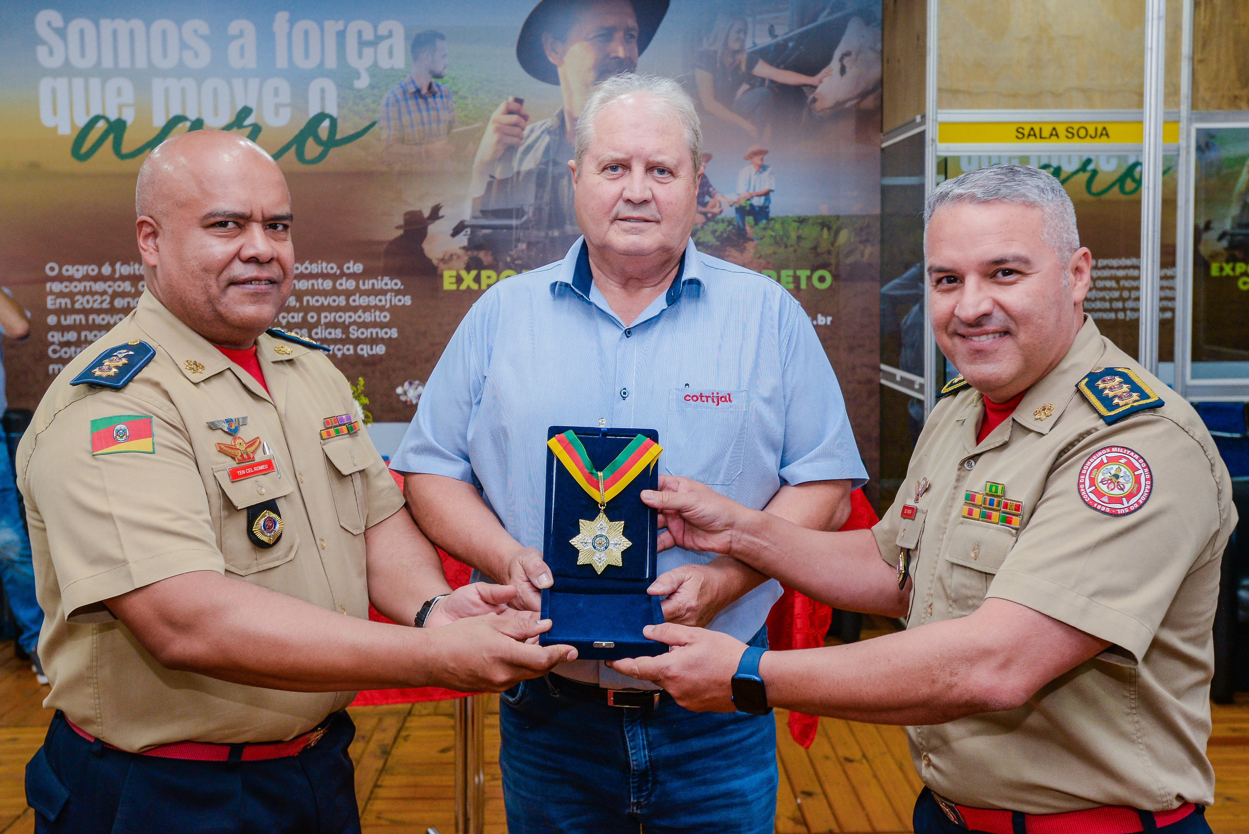 Corpo de Bombeiros Militar do RS homenageia presidente da Cotrijal