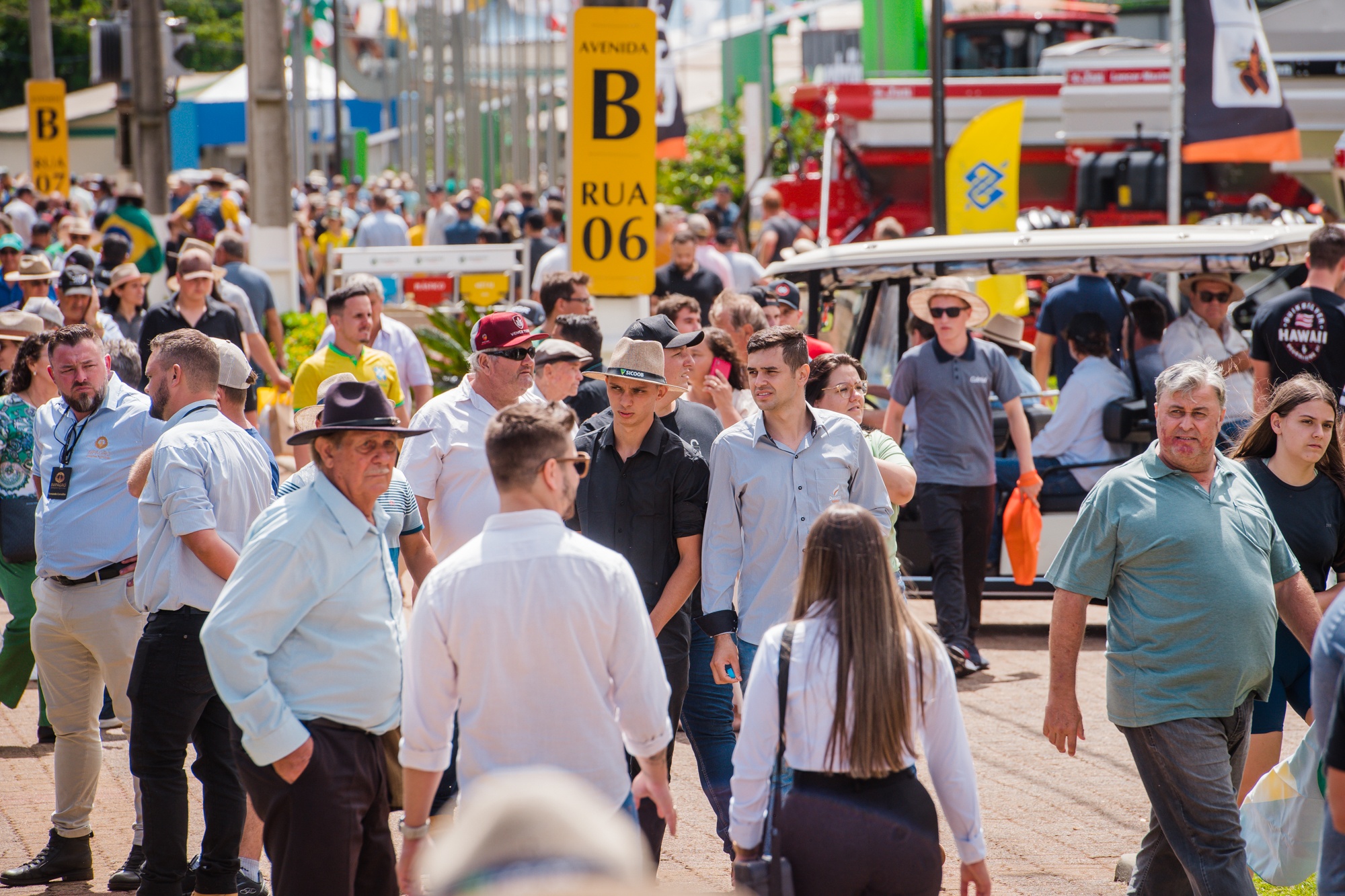 Visitantes conferem novidades em diferentes setores da feira
