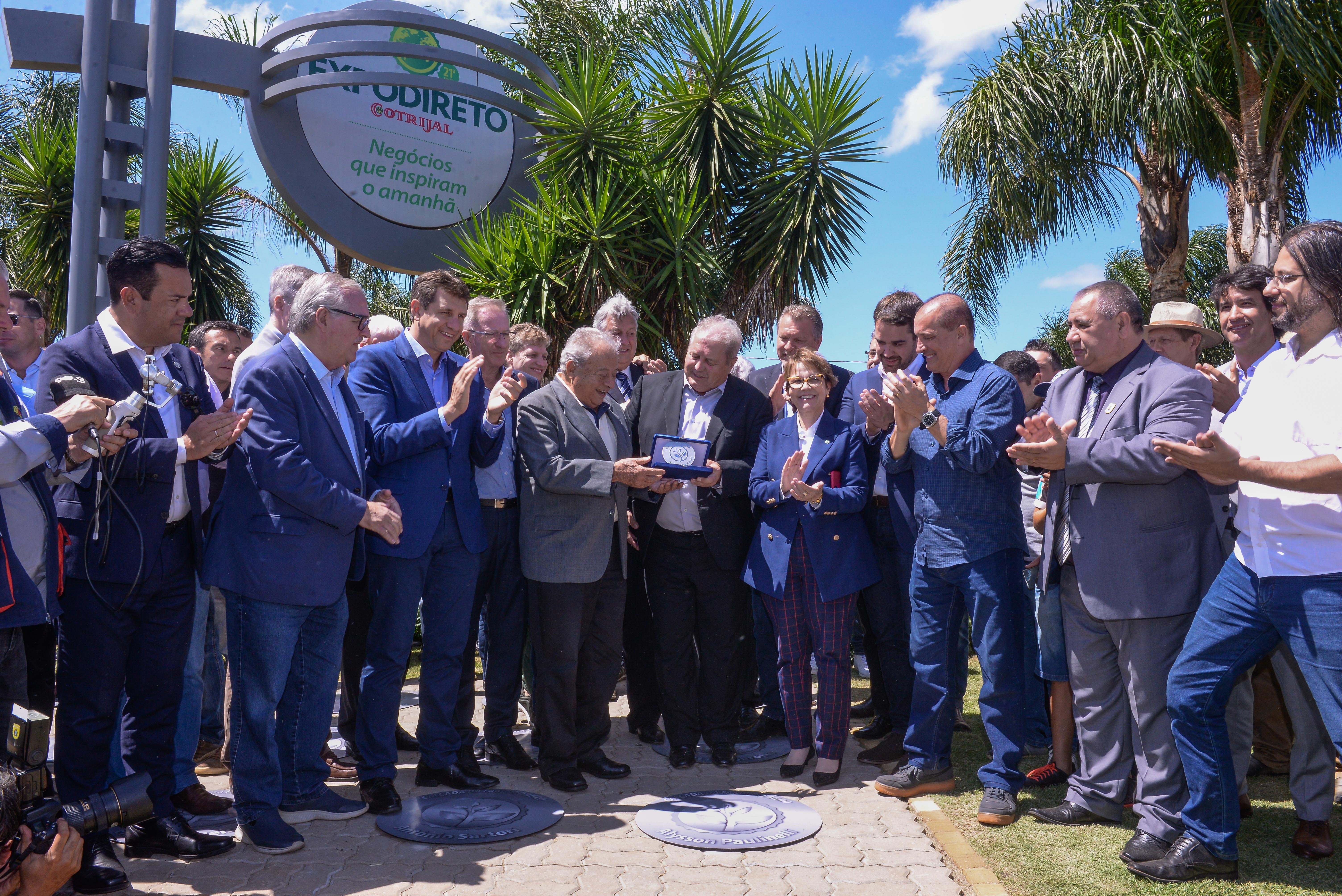 Indicado a Pr�mio Nobel da Paz est� na cal�ada da fama da Expodireto Cotrijal